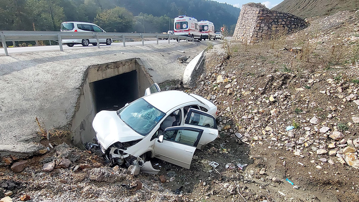 Bariyeri aşan otomobil menfez yanına düştü