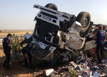 Bariyerlere çarpan TIR devrildi; sürücü yaralı