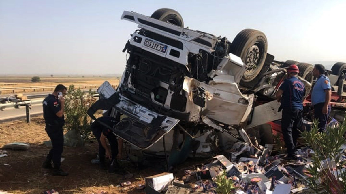 Bariyerlere çarpan TIR devrildi; sürücü yaralı