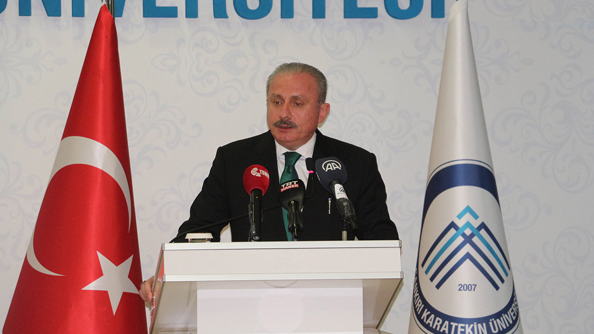 Başörtüsünü kanun bağlamında ele almak yanlış