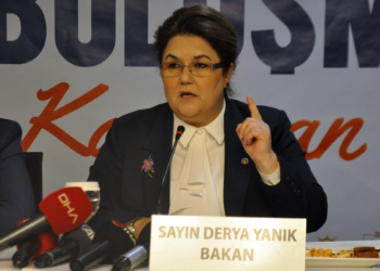 Başörtüsünü sorun edenler çözümden bahsediyor