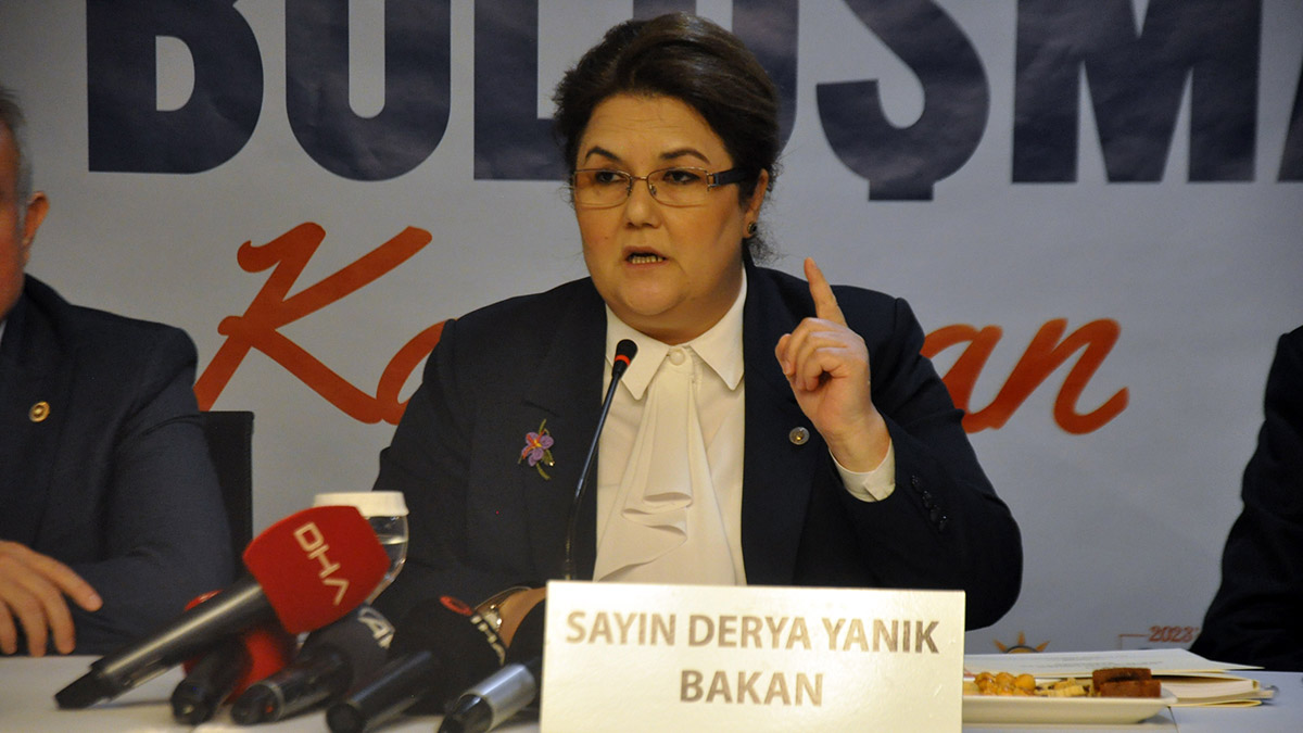 Başörtüsünü sorun edenler çözümden bahsediyor