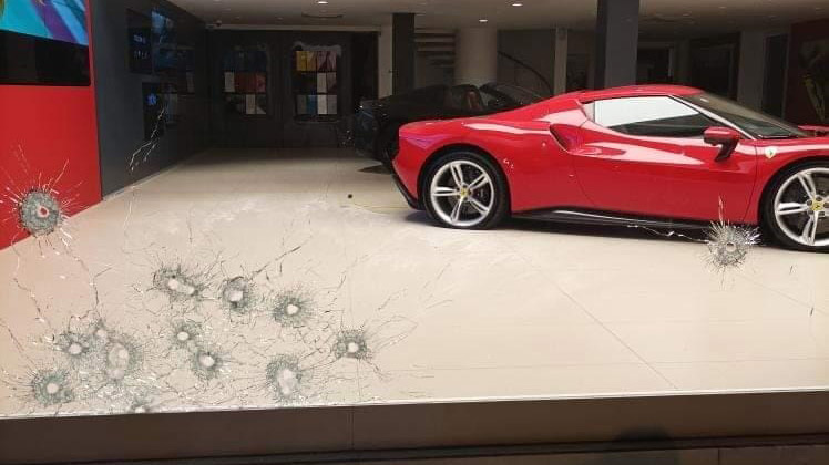 Beşiktaş'ta lüks otomobil galerisine silahlı saldırı