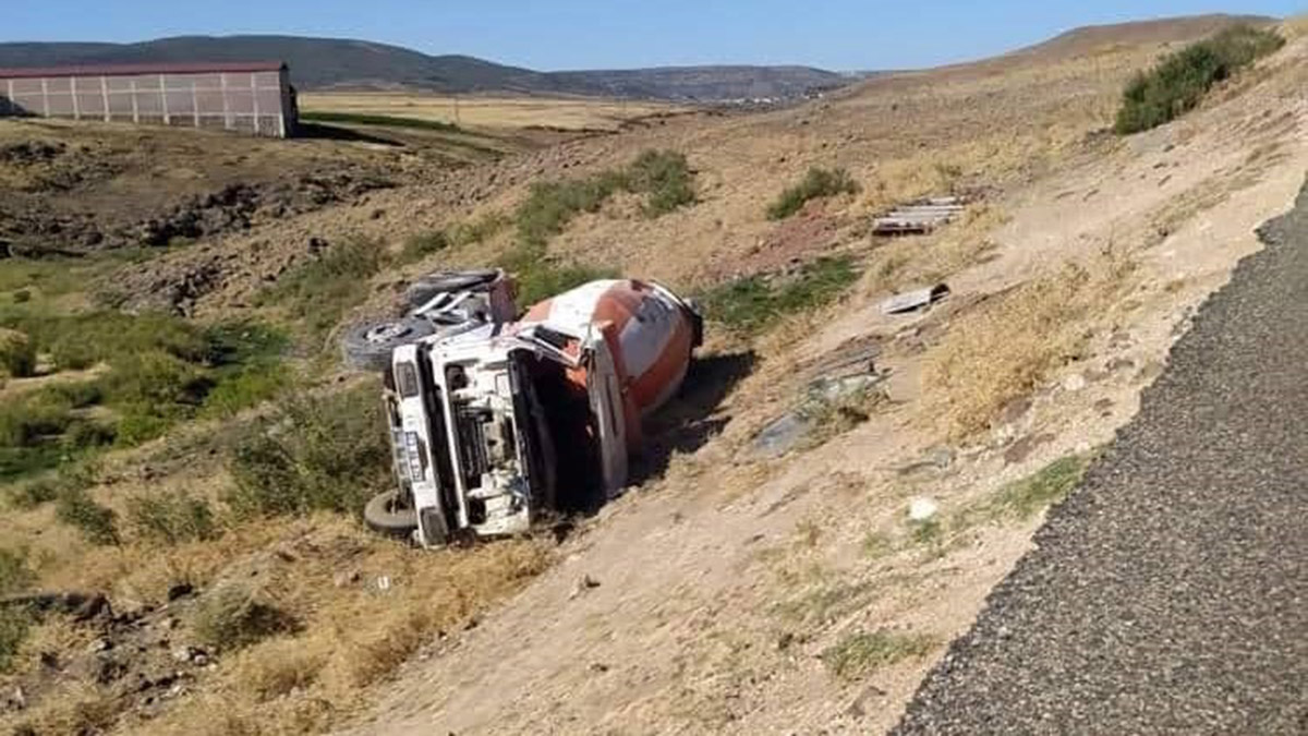 Beton mikseri şarampole yuvarlandı