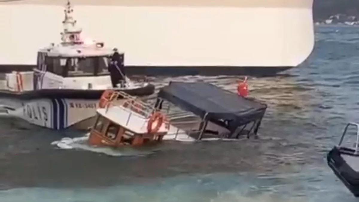 Beyoğlu'nda batan teknedekiler kurtarıldı