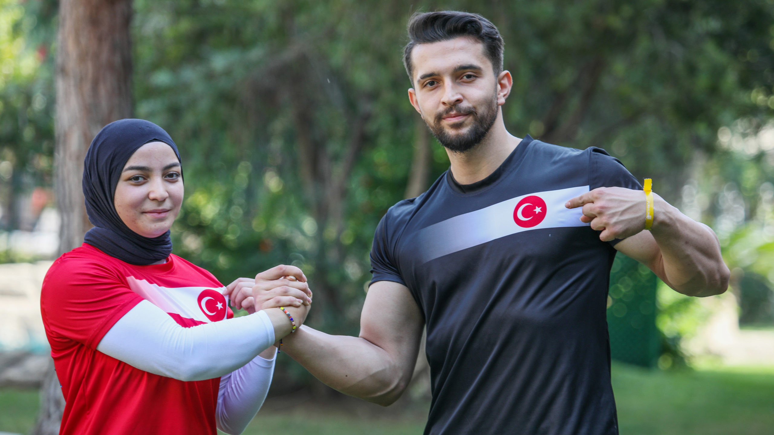 Bilek güreşi sporcularının şampiyonluk gururu