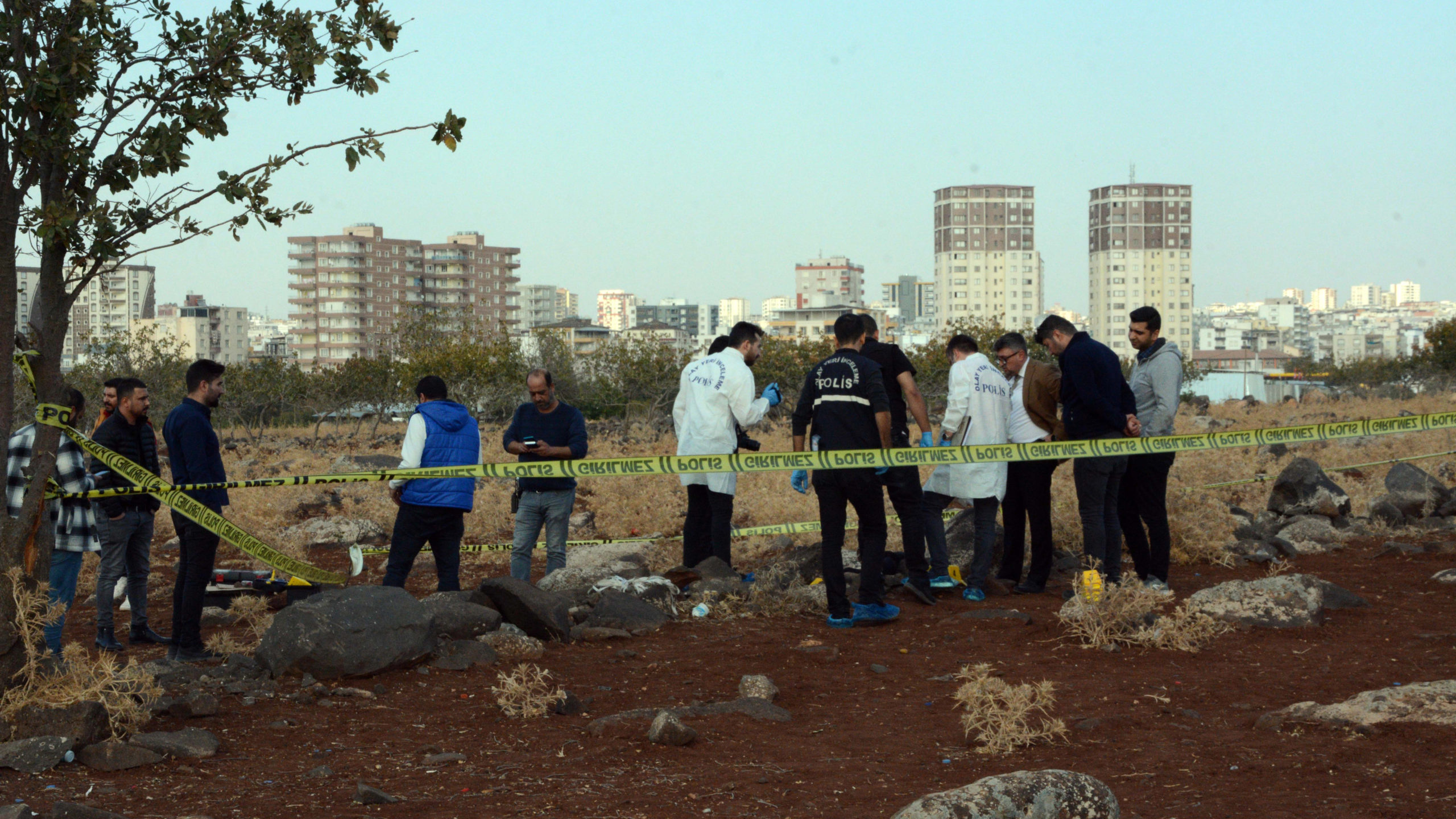 Boş arazide başından vurulmuş cesedi bulundu