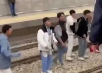 Bursa'da metro raylarına inen gençler kamerada