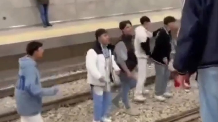 Bursa'da metro raylarına inen gençler kamerada