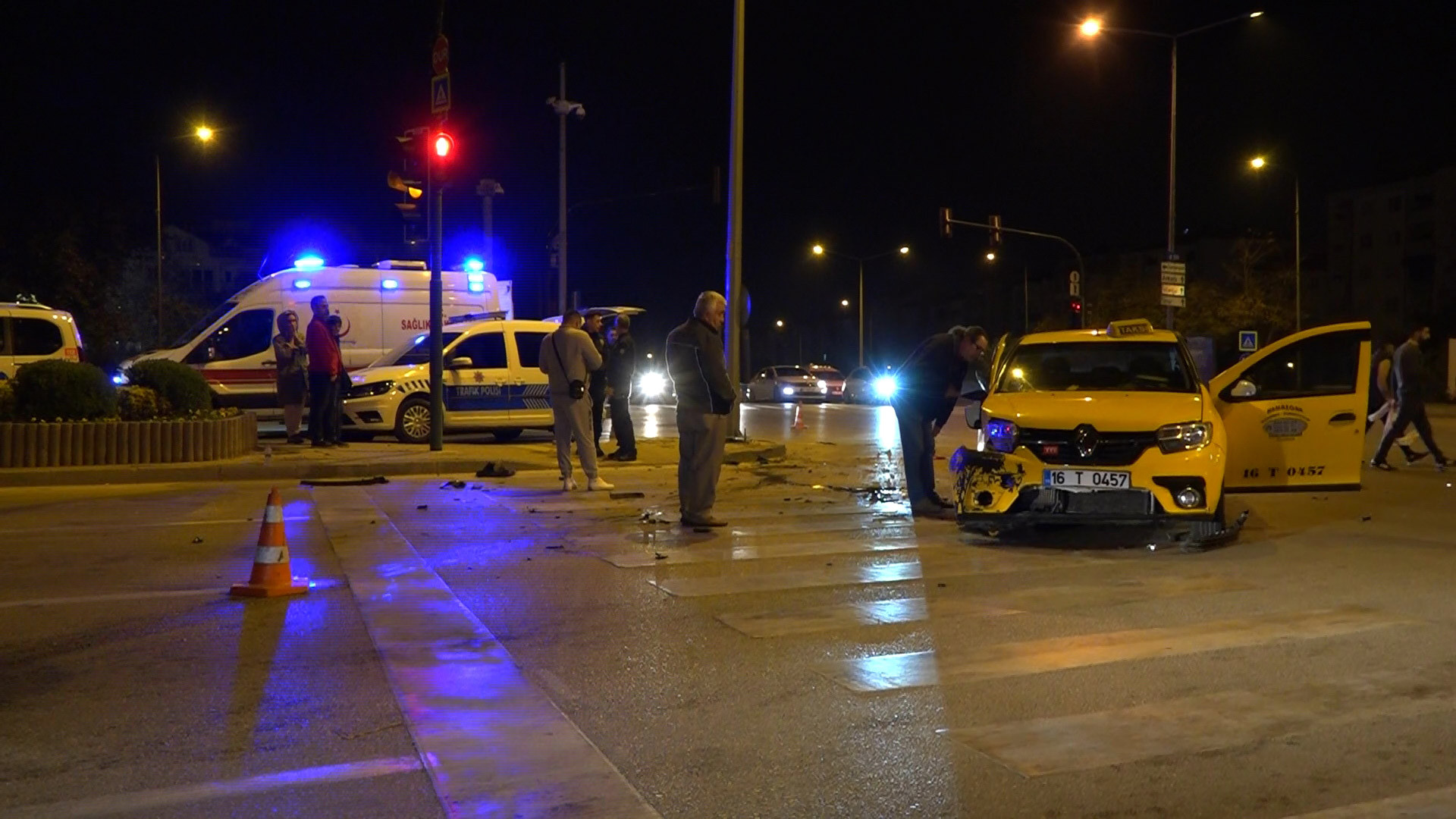 Bursa'da taksi ile otomobil çarpıştı: 3 yaralı