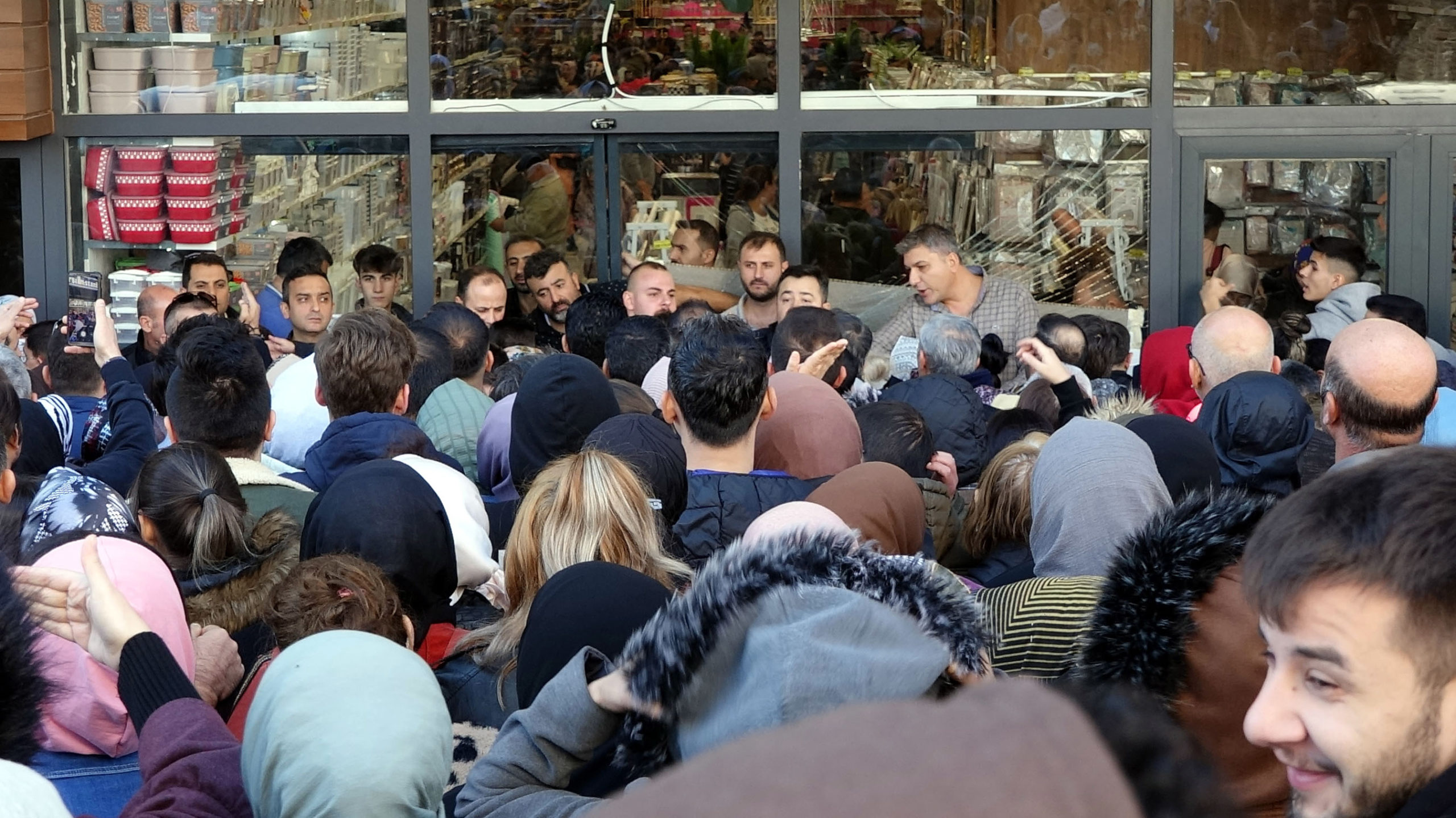 Bursa'dam mağaza açılışında izdiham yaşandı