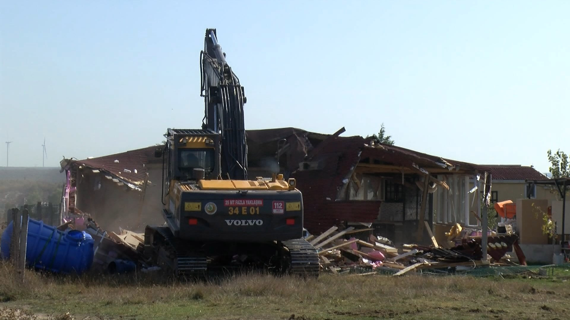 Çatalca'daki kaçak yapılar yıkılıyor