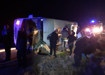 Cenazeye giden midibüs devrildi: 25 yaralı