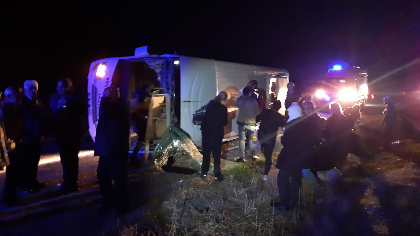 Cenazeye giden midibüs devrildi: 25 yaralı