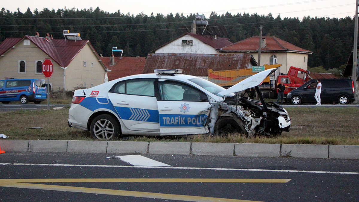 Ciple çarpışan polis aracındaki 2 polis yaralandı