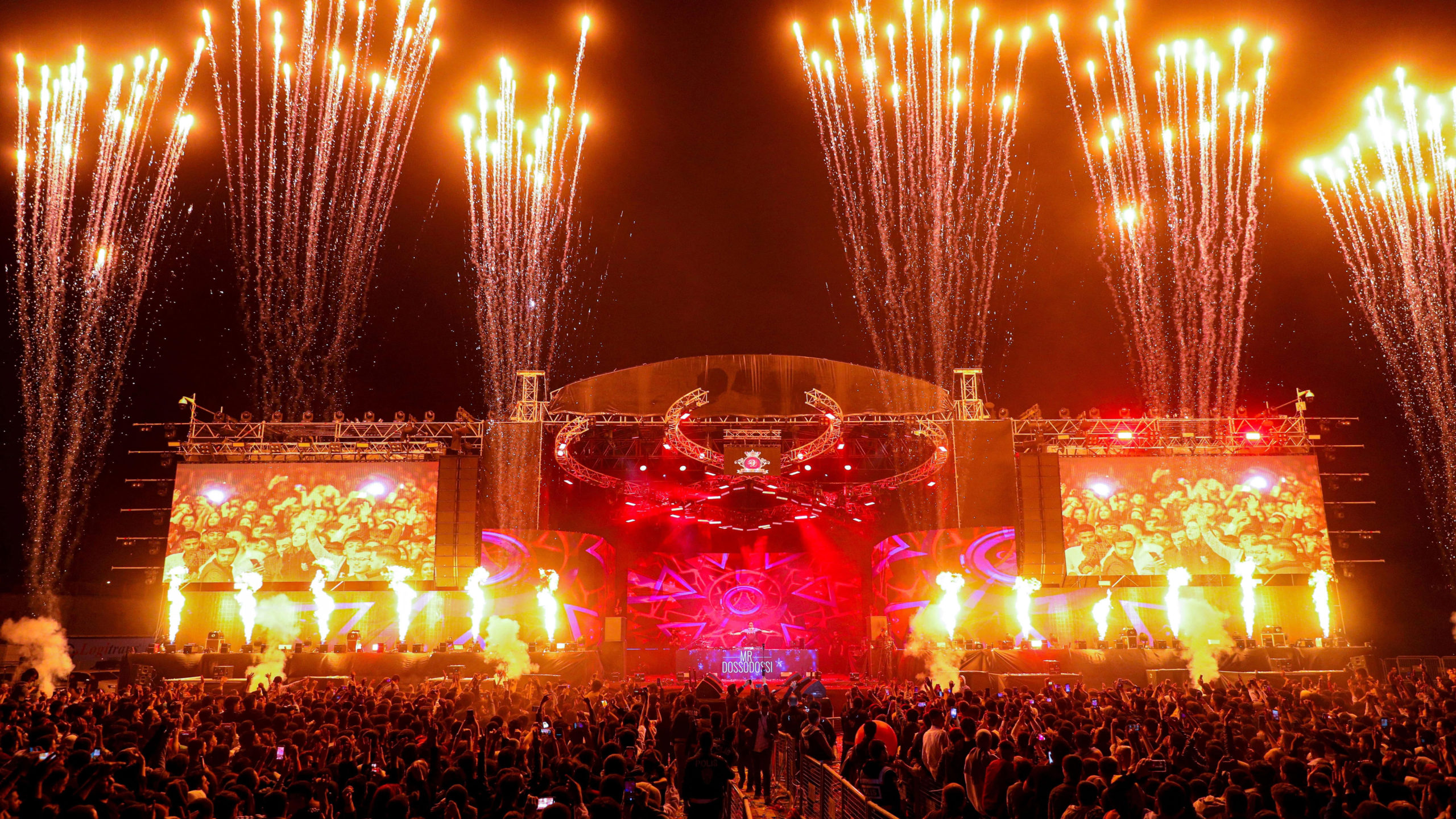 Cizre'deki konsere on binlerce kişi katıldı