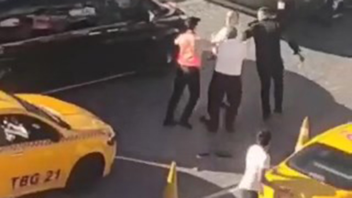 Çocuğuna aldırmadan taksiciye silah doğrulttu