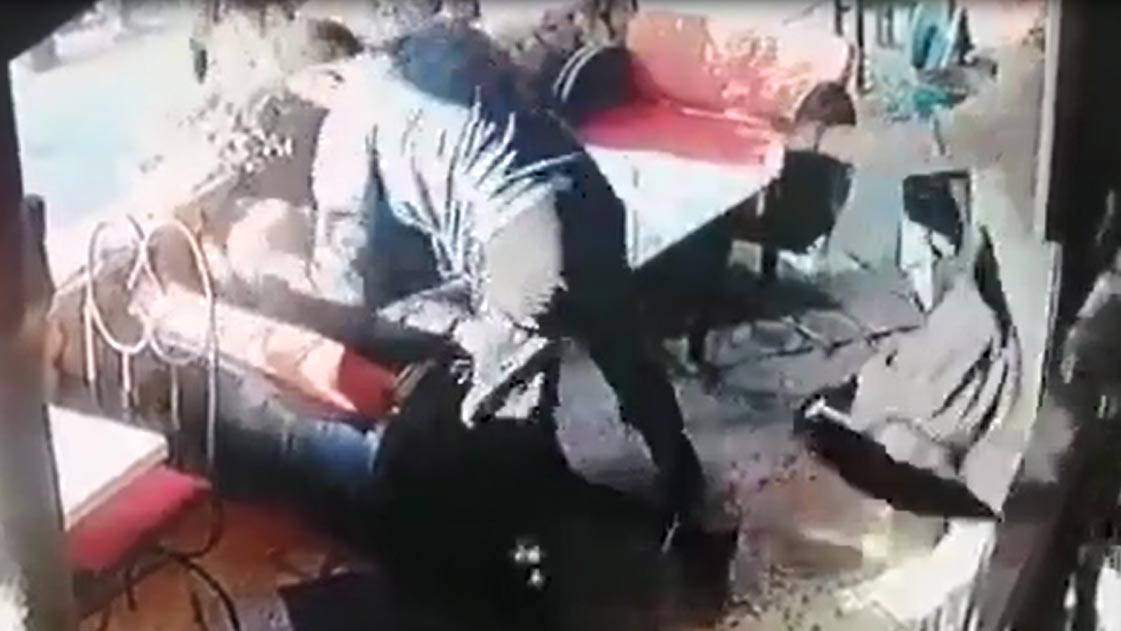 Çocuğunun gözü önünde eşini yumrukladı