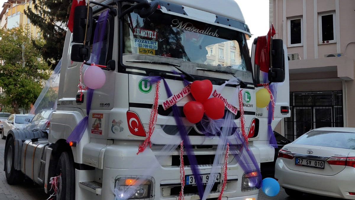 Damat, TIR'ını gelin arabası yaptı