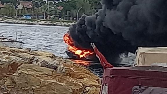 Darıca'da fiber tekne yandı