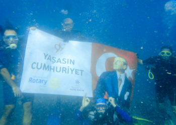 Deniz Altında Cumhuriyet Bayramı kutlaması