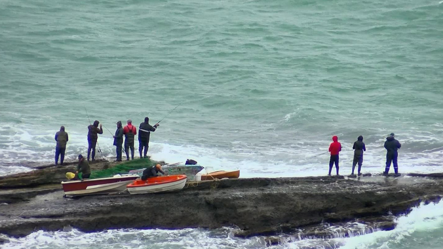 Deniz ortasında tehlikeli balık avı