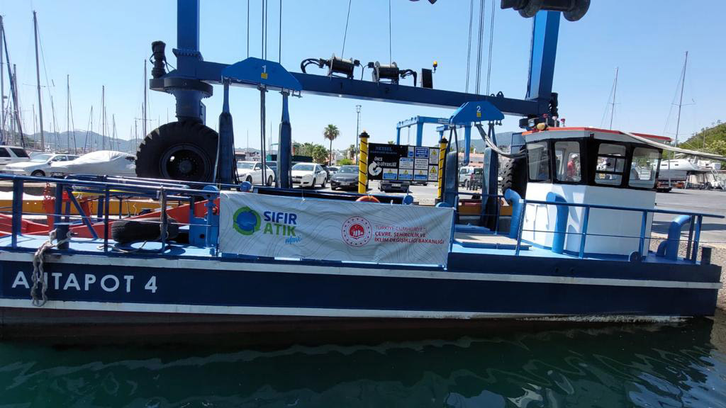 Denizler ve kıyılardan 180 bin ton atık toplandı