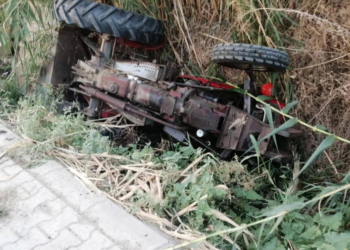 Devrilen traktörün altında kalan çift, öldü