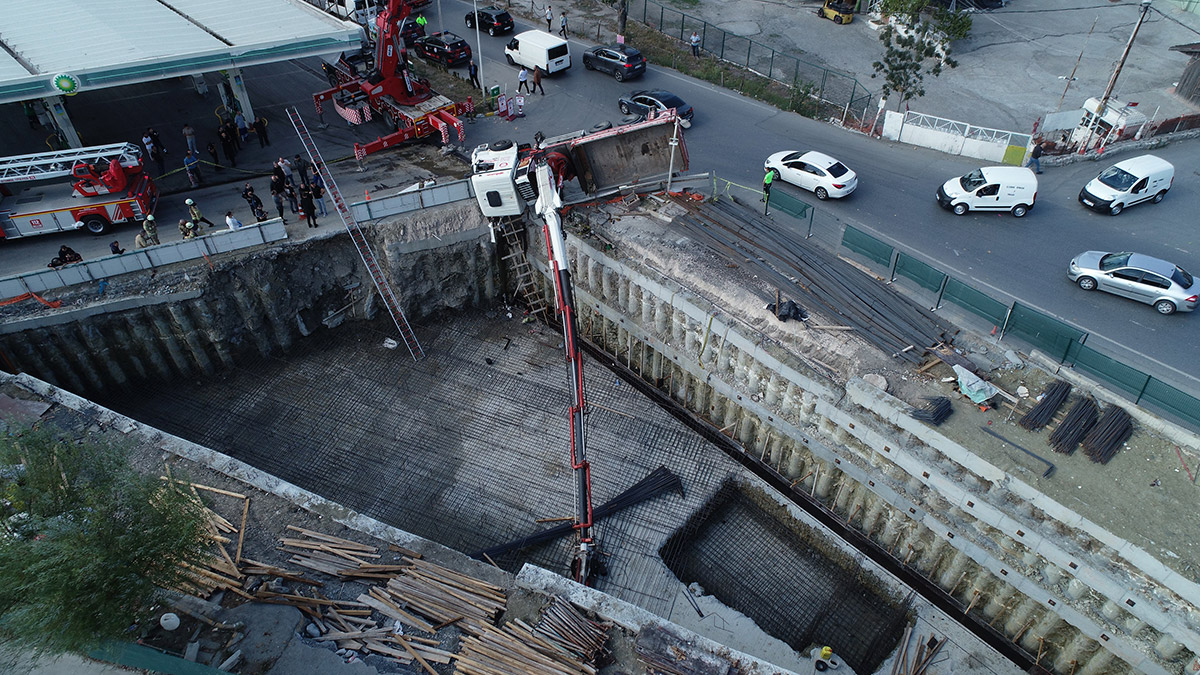 Devrilen vinçten inşaatın temeline düşüp öldü