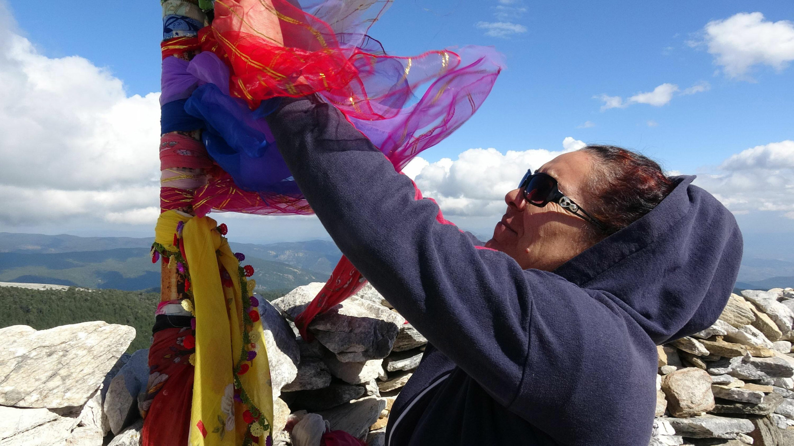 Dilek tutarken türbeyi yakıyorlardı