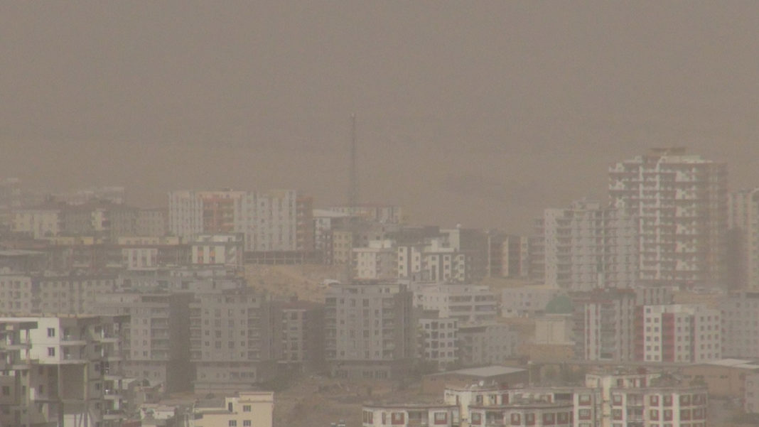 Diyarbakır ve Mardin'de toz taşınımı etkili oldu