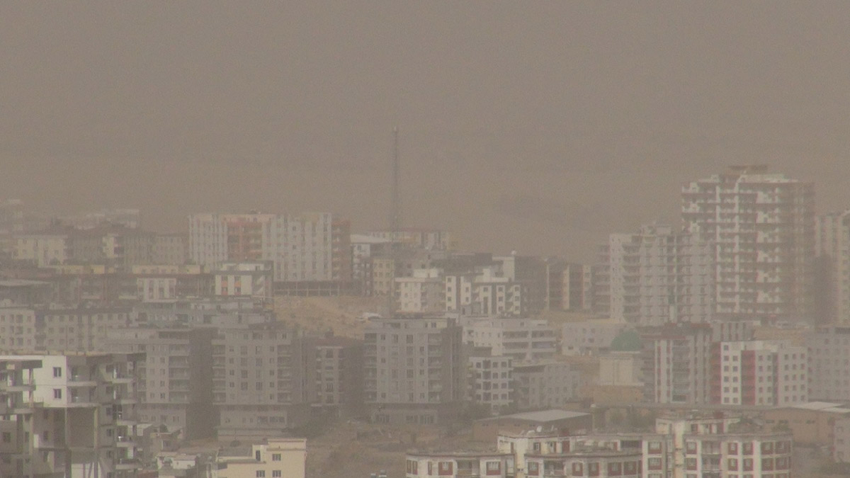 Diyarbakır ve Mardin'de toz taşınımı etkili oldu