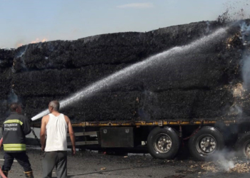 Diyarbakır'da saman yüklü 3 TIR yandı