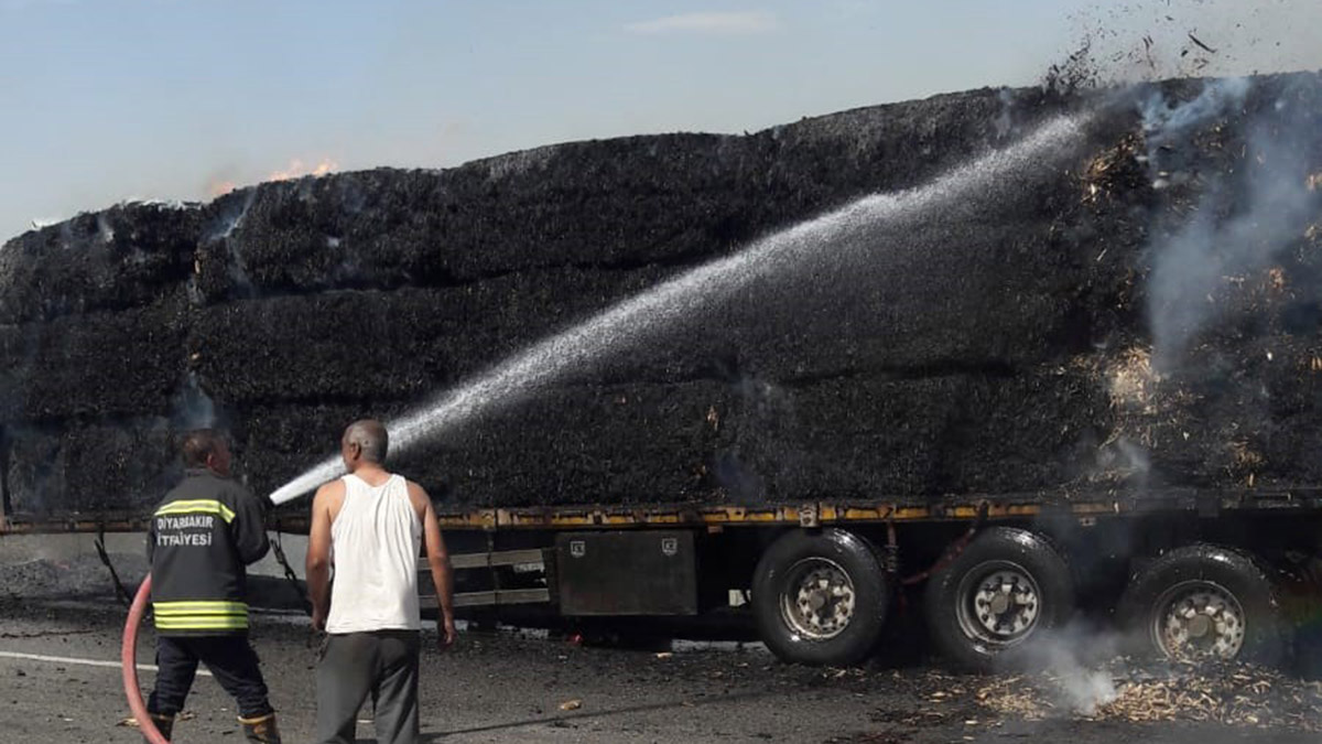 Diyarbakır'da saman yüklü 3 TIR yandı