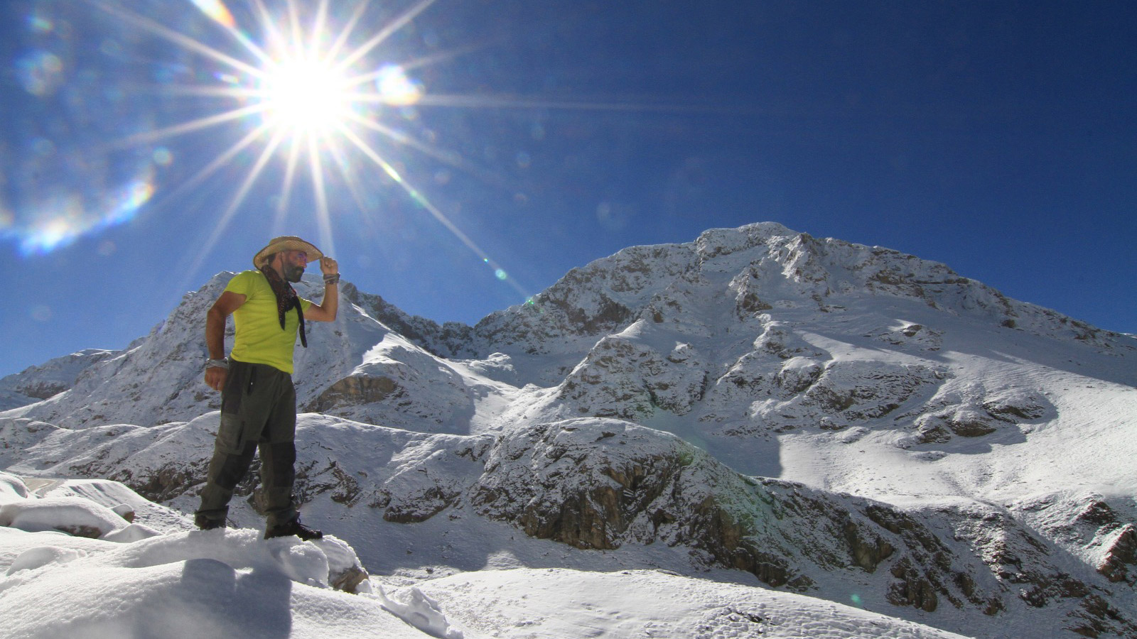 Doğaseverler ilk karın düştüğü Bahçesaray'ı gezdi