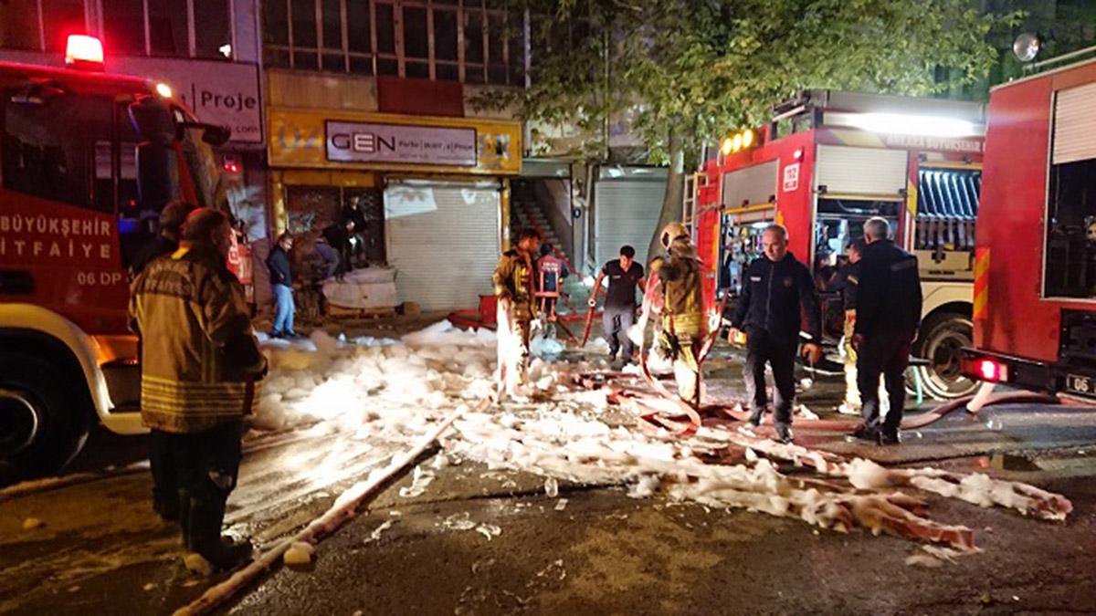 Döşeme atölyesinde çıkan yangında 5 kişi yaralandı