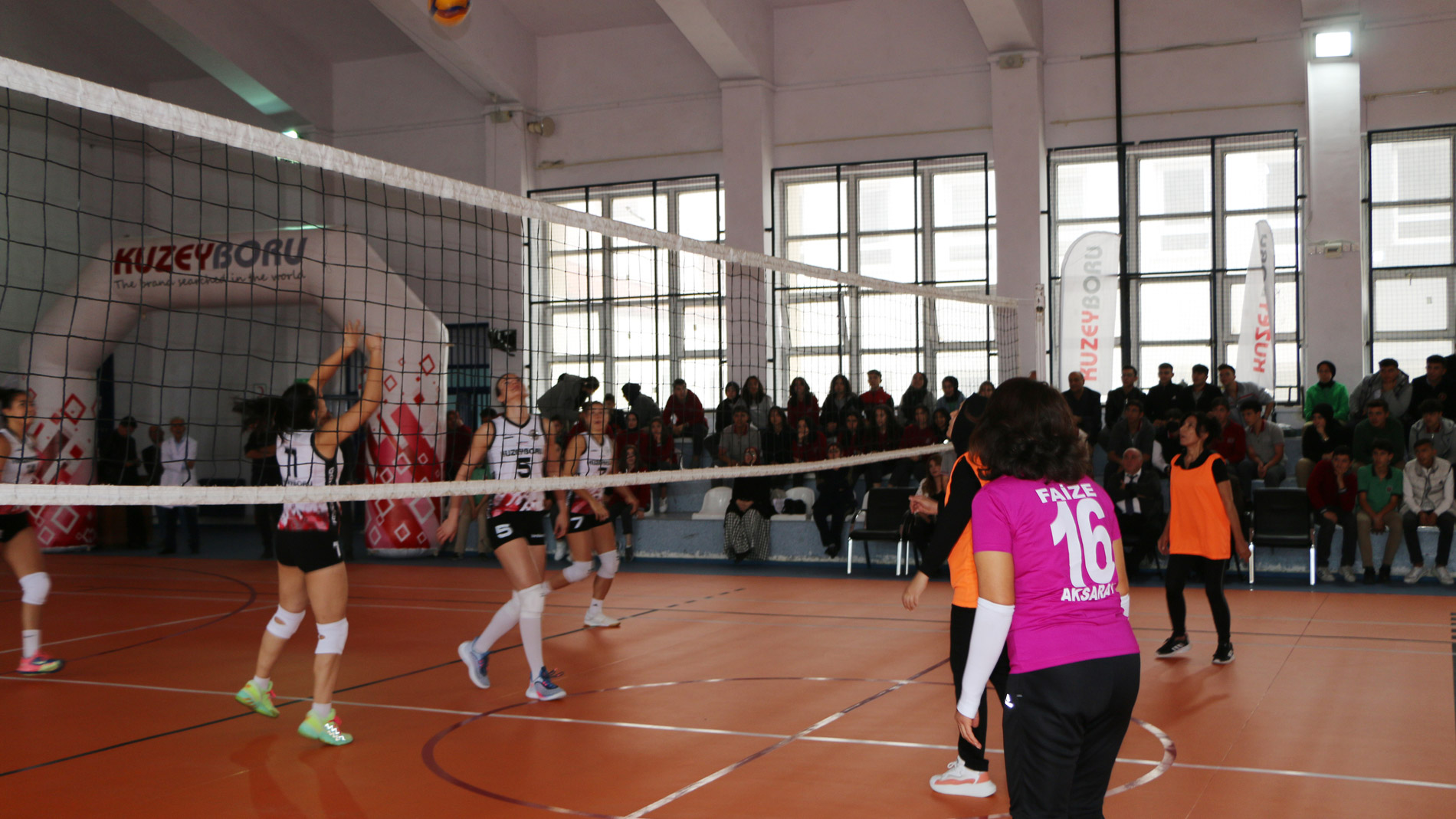 Dostluk maçında kazanan yine kadın sporu oldu