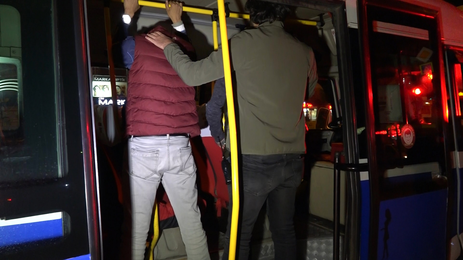 Dur ihtarına uymayan dolmuş şoförü barikatlara takıldı