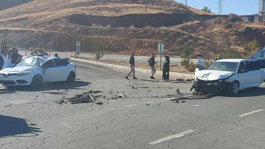 Elazığ'da iki otomobil kavşakta çarpıştı: 7 yaralı