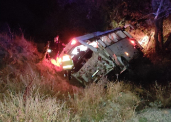 Erzincan'da midibüs devrildi, 21 kişi yaralandı
