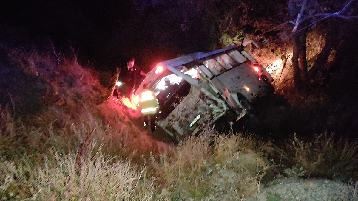 Erzincan'da midibüs devrildi, 21 kişi yaralandı
