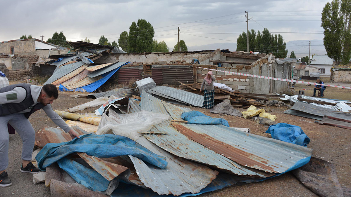 Erzurum'da hortum; çatılar uçtu