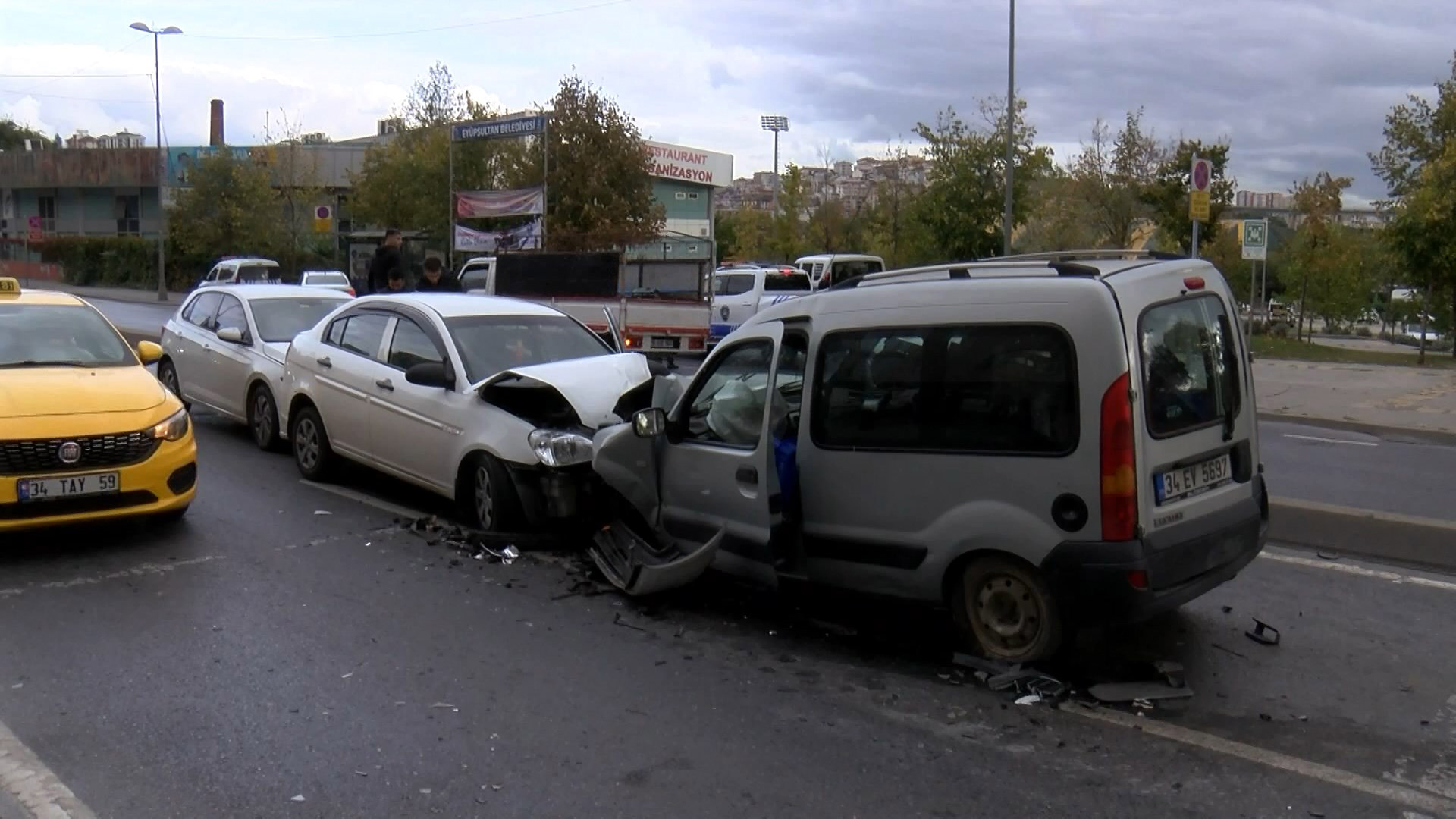 Eyüpsultan'da zincirleme trafik kazası kamerada