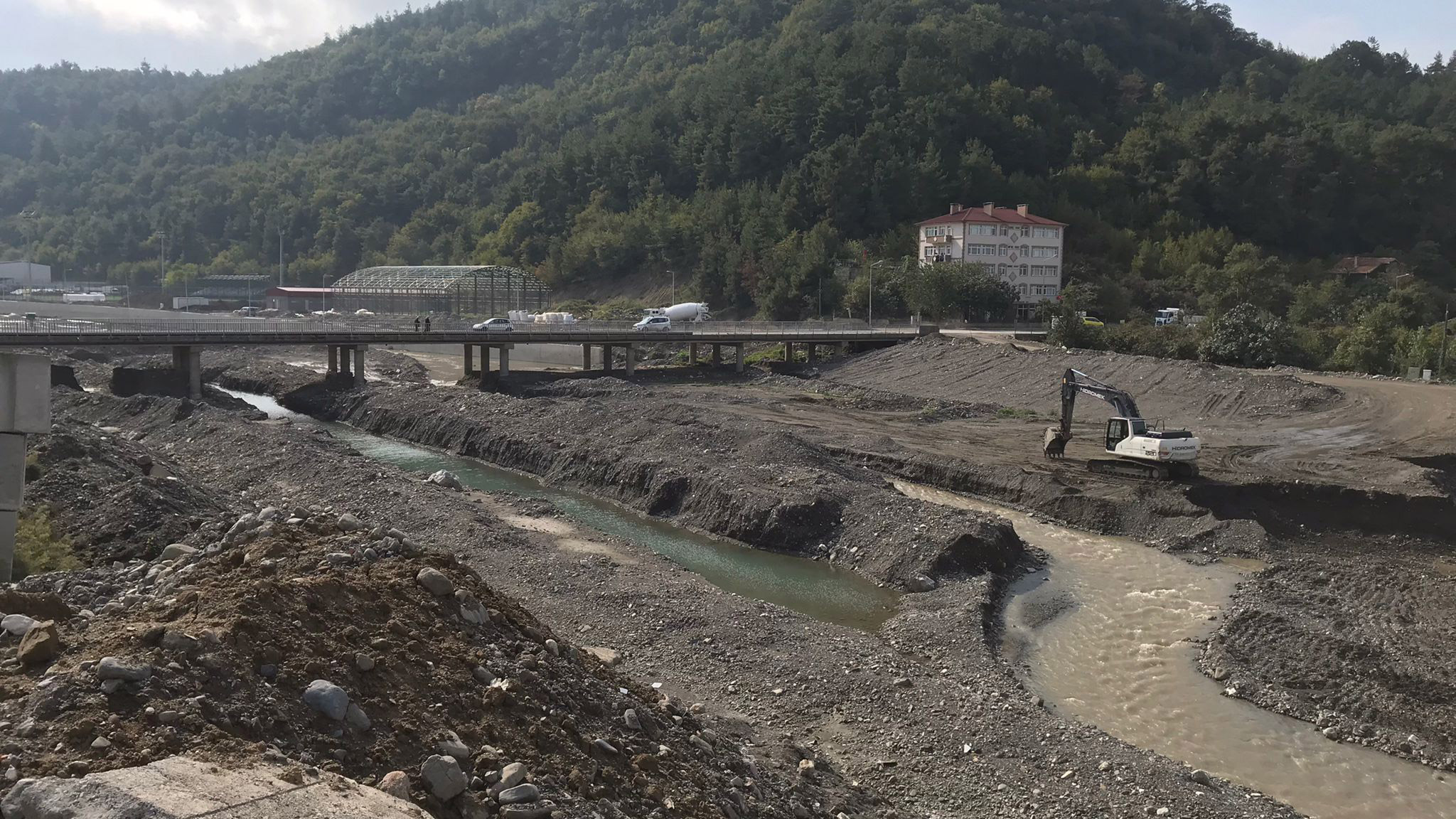 Ezine Çayı kenarında okul projesine tepki