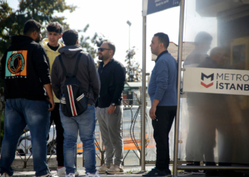 Fırsatçılar istanbulkartı turiste iki katına satıyor