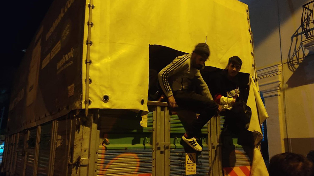 Foça'da kamyon kasasından 108 kaçak göçmen çıktı