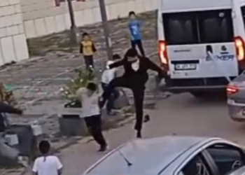 Gelin arabasının önünü kesen çocuklara tekme attı