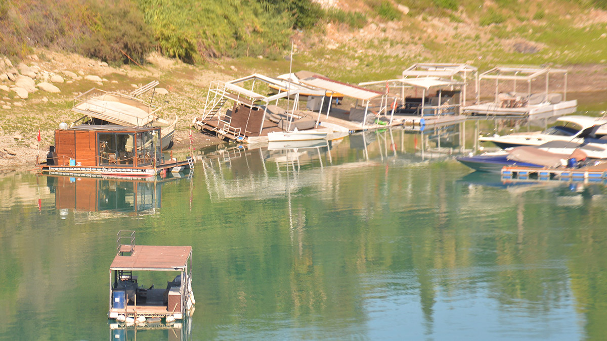 Göldeki duba üstü kaçak yapılar, kıyıya çekiliyor