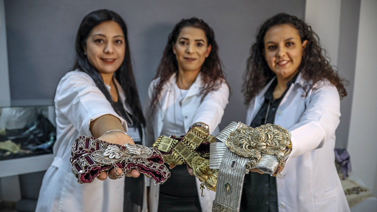 Gümüş, kadın sadekarlar elinde şekilleniyor