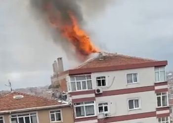Güngören'de 5 katlı apartmanın çatısında yangın